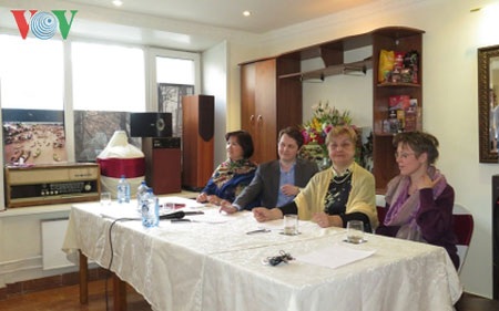 Sinh viên Nga hào hứng với hoạt động ngoại khóa về Việt Nam - 2 Ban giám khảo chăm chú lắng nghe khi các thí sinh trả lời phần thi tìm hiểu Việt Nam