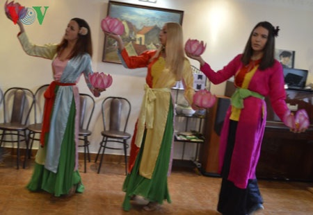 Sinh viên Nga hào hứng với hoạt động ngoại khóa về Việt Nam - 4 Phần thi múa hát dân ca Đi cấy của các sinh viên Học viên Ngoại giao