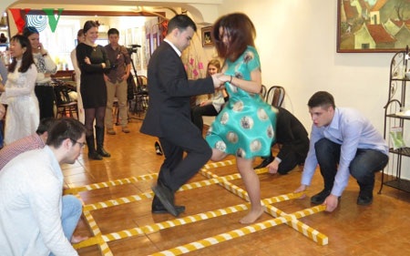 Sinh viên Nga hào hứng với hoạt động ngoại khóa về Việt Nam - 6 Cùng học múa sạp