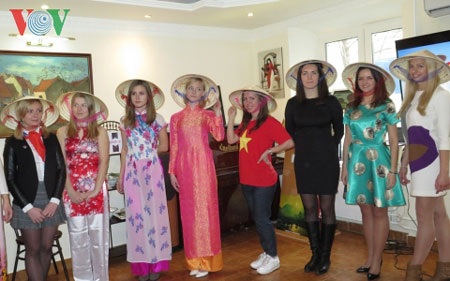 Sinh viên Nga hào hứng với hoạt động ngoại khóa về Việt Nam - 7 Các cô gái Nga trong trang phục nón lá với áo dài Việt Nam