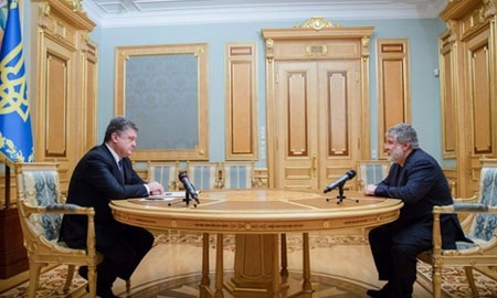 Ukraine và những dấu hiệu sụp đổ - 2 Ông Kolomoisky (phải) tại một cuộc gặp Tổng thống Poroshenko ở Kiev