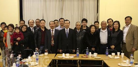 Người Việt ở Ireland xây dựng cộng đồng vững mạnh - 1 Đại sứ Nguyễn Văn Thảo (giữa) chụp ảnh lưu niệm với cộng đồng người Việt tại Ireland