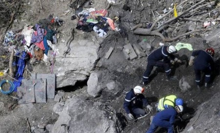 Báo Đức bị tố giật gân câu khách vụ máy bay Germanwings - 1 Thu thập mảnh vỡ tại hiện trường vụ tai nạn máy bay trên dãy Alps