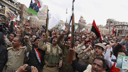 Nội chiến Yemen và sự hình thành "NATO Trung Đông" - 3 Phiến quân Houthi biểu tình ở Sanaa phản đối không kích (Ảnh: AP)