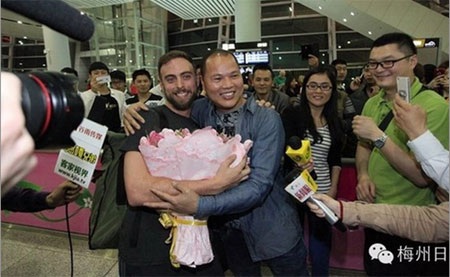 Chàng trai Mỹ nổi tiếng khắp Trung Quốc vì... chiếc iPhone bị mất - 1 Matt Stopera được Anh Cam và báo giới đón tiếp nhiệt liệt tại Trung Quốc (Nguồn: buzzfeed.com)