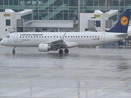Máy bay Đức bay vòng quanh sân bay 90 phút không dám hạ cánh - 1 Máy bay Embraer ERJ-195 của hãng hàng không Đức Lufthansa