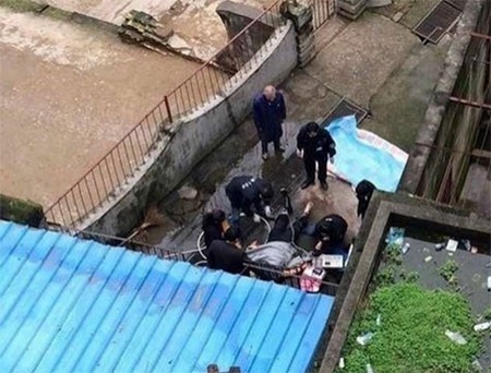 Tranh cãi sau vụ hổ vồ chết người tại vườn thú ở Trung Quốc - 1 Nhân viên vườn thú tử vong sau khi bị hổ vồ (Nguồn: CCTV News)