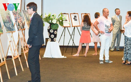 Triển lãm ảnh gồm 40 bức ảnh nghệ thuật khổ lớn, giới thiệu nhiều cảnh đẹp của Việt Nam