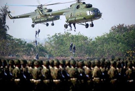 Tại sao Trung Quốc cần "kiểm soát mềm" với Myanmar? - 1 Quân đội Myanmar duyệt binh trong ngày kỷ niệm 27/3 tại thủ đô Naypyidaw