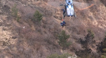 Trực thăng cứu hộ bay trên khu vực máy bay rơi (Nguồn: AFP)