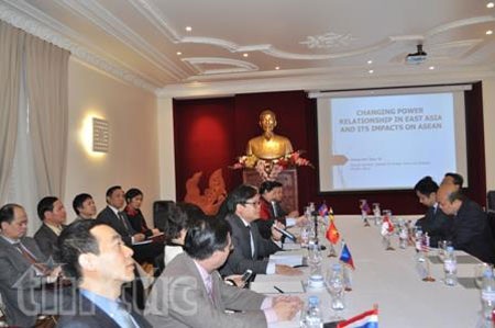 Tọa đàm về thách thức an ninh của Việt Nam tại Pháp - 1 Quang cảnh buổi hội thảo bàn tròn tổ chức ngày 24/3 tại trụ sở Đại sứ quán Việt Nam tại Paris