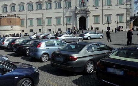 Italy thu gần một triệu euro tiền bán đấu giá xe công - 1 Một dãy xe công trước dinh Tổng thống Italy (Nguồn: Il Messaggero)