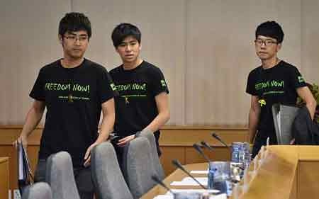 Sinh viên Hong Kong dự tính biểu tình ở Bắc Kinh - 1 Alex Chow (bìa phải) lãnh đạo của liên đoàn sinh viên