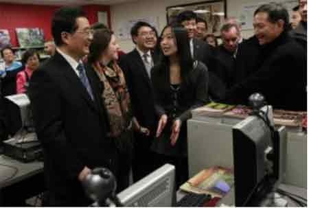 Canada bỏ phiếu đóng cửa Viện Khổng Tử - 1 Cựu Chủ tịch Trung Quốc Hồ Cẩm Đào thăm một Viện Khổng Tử ở Chicago (Mỹ) năm 2011