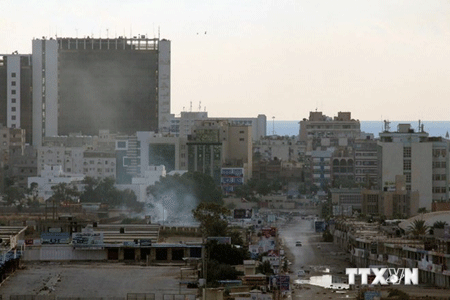 Khói bốc lên sau giao tranh tại Benghazi (nguồn: AFP/TTXVN)