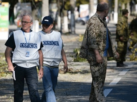 OSCE xác nhận có xe chở thi thể binh sĩ băng qua biên giới Nga-Ukraine - 1 Các quan sát viên của OSCE phát hiện ra Cargo 200, tuy nhiên không kiểm tra chiếc xe này