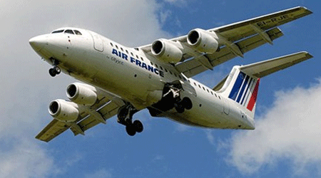 Máy bay Pháp hạ cánh khẩn vì nứt kính giữa không trung - 1 Theo Dailymail, sự cố xảy ra với máy bay Avro RJ85 hôm 16/11