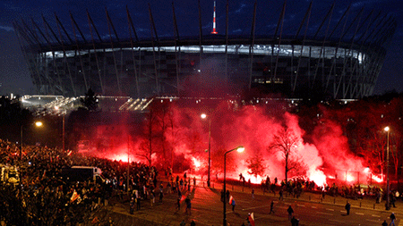 Những người biểu tình phe cực hữu ném pháo sáng phía trước sân vận động quốc gia Ba Lan