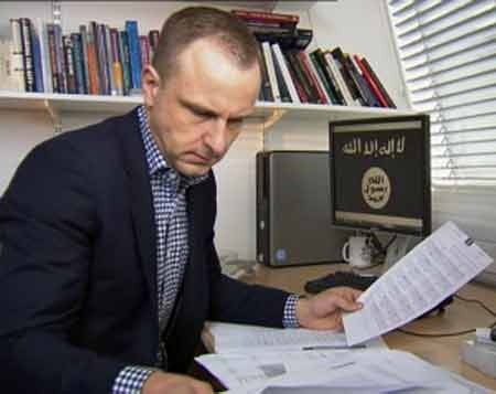 Lính IS ở ngoại ô Kobani sau khi kiểm soát được khu vực này từ tháng 10/2014