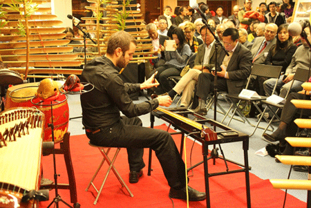 Ngôi nhà chung cho hoạt động cộng đồng Việt tại Pháp - 1 Nghệ sĩ nhóm Tiếng tơ đồng biểu diễn đàn bầu.