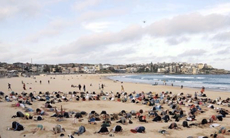 Dân Australia vục đầu vào cát để biểu tình - 2 (ảnh: The Guardian)