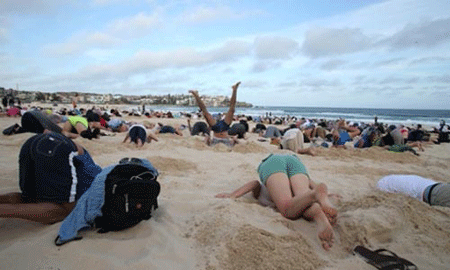 Dân Australia vục đầu vào cát để biểu tình - 3 (ảnh: The Guardian)
