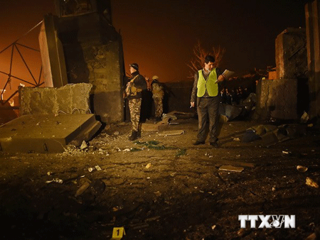 Lực lượng an ninh Afghanistan điều tra tại hiện trường vụ tấn công (nguồn: AFP/TTXVN)