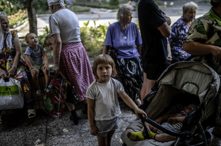 EU tăng viện trợ nhân đạo và hỗ trợ kinh tế cho Ukraine - 1 Người dân Donetsk phải sơ tán khỏi khu vực giao tranh (ảnh kyivpost.com)