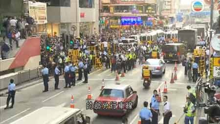Cảnh sát Hong Kong ra tay giải tỏa đường phố Mong Kok - 1 Một phần đường Argyle đã được khơi thông (ảnh cắt từ clip của TVB)