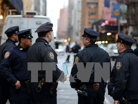 Vụ bắn chết 1 người da đen: Sẽ tái huấn luyện cảnh sát New York - 1 Cảnh sát New York tại hiện tường một vụ nổ súng (nguồn: THX/TTXVN)