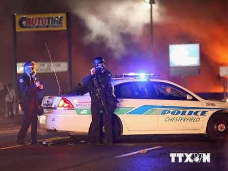 Hai đặc vụ của FBI bị bắn gần khu vực bất ổn Ferguson - 1 Cảnh sát được triển khai trên đường phố Ferguson (nguồn: AFP/TTXVN)