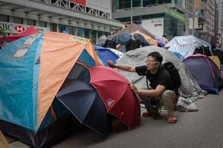 Le Figaro: Bắc Kinh toàn thắng trước người biểu tình Hong Kong - 1 Người biểu tình bám trụ ở khu Mong Kok (nguồn: AFP
