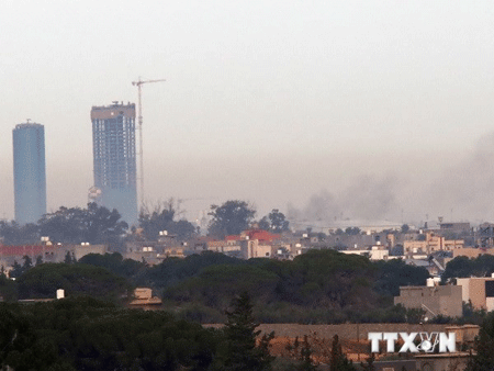 Hội đồng Bảo an Liên hợp quốc cảnh báo áp đặt trừng phạt Libya - 1 Khói mù mịt tại sân bay Mitiga sau cuộc không kích (ảnh: AFP/TTXVN)
