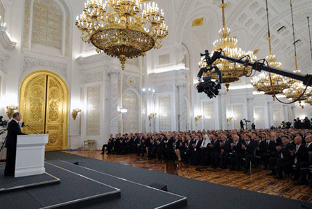 Thông điệp liên bang 2014 đem lại niềm tin cho người dân Nga - 1 Tổng thống Putin đọc Thông điệp liên bang 2014 tại khán phòng Gheorghiev của Điện Kremlin, Moskva