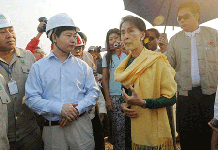 Tokyo, Bắc Kinh và cuộc tranh giành Myanmar - 2 Bà Suu Kyi đưa các viên chức Trung Quốc tham quan mỏ đồng Letpadaung (14/5/2013)