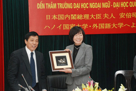 Akie Abe - đệ nhất phu nhân châu Á hiện đại - 2 Đệ nhất phu nhân Nhật Bản Akie Abe trong một chuyến công du Việt Nam