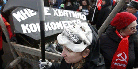 Nhân viên ngành y Nga kéo quan tài diễu phố