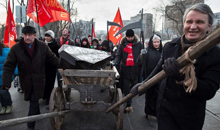 Cán bộ ngành y kéo quan tài diễu phố