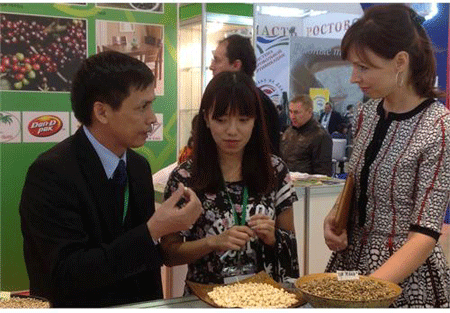 Ông Đào Văn Hồ (áo đen) đang giới thiệu hàng nông sản với khách Nga (ảnh: Nhân vật cung cấp)