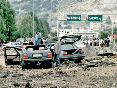 Mafia ngày càng liều lĩnh - 2 Hiện trường vụ đánh bom sát hại vợ chồng thẩm phán Giovanni Falcone hồi tháng 5-1992