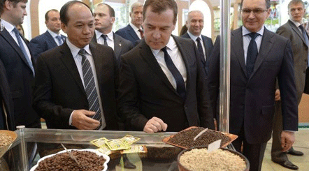 Thủ tướng Nga đến thăm quan gian hàng của VN