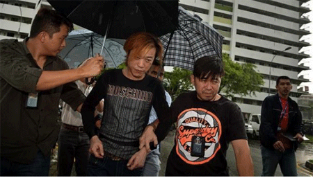 Một phụ nữ Việt Nam bị người tình giết trong phòng ngủ ở Singapore - 1 Jack không hề phản ứng khi bị cảnh sát còng tay giải đi