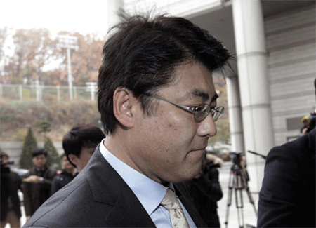 Phóng viên Tatsuya Kato đến tòa án ở Seoul (ảnh: AP)
