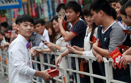 Chú rể đại gia phát phong bao lì xì cho người đi đường trong đám cưới - 1 Chú rể đại gia phát phong bao lì xì cho người đi đường trong đám cưới