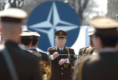 Đức phản đối trao quy chế thành viên NATO cho Ukraine - 1 Chính phủ mới ở Ukraine coi việc gia nhập NATo là mục tiêu cấp bách (ảnh: usnews.com)