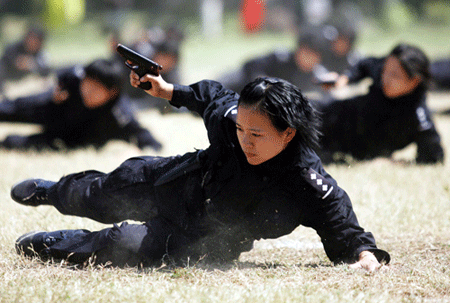 Dưới trời nắng gắt tại Vũ Hán, Hồ Bắc, các nữ cảnh sát Trung Quốc vẫn kiên trì luyện tập