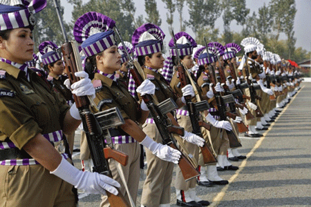 Nữ cảnh sát Ấn Độ luyện tập cho buổi diễu hành tại ngoại ô thành phố Srinagar
