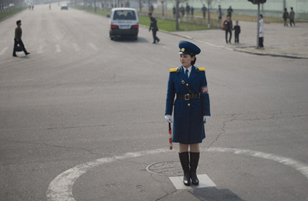 Nữ cảnh sát giao thông điều tiết lưu thông xe cộ ở Bình Nhưỡng, CHDCND Triều Tiên
