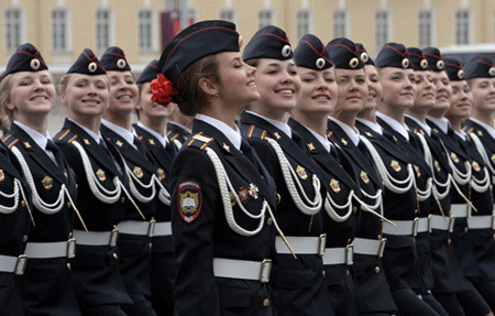 Đội nữ cảnh sát Nga với vẻ đẹp yêu kiều, rạng rỡ tại St. Petersburg
