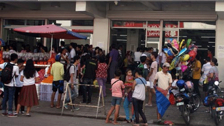 Dân Philippines đổ xô đi mua hàng tránh siêu bão - 1 Theo